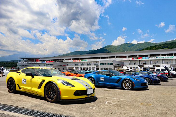 富士スピードウェイを舞台に開催されるシボレーの公式ファンイベント「CHEVROLET FAN DAY」が、2019年以来となる3年ぶりの復活を果たした。久々の開催ということもあり、参加台数と来場者数は過去最高を記録。メイン会場となるAパドックは、多彩なシボレーの車両で埋め尽くされた。