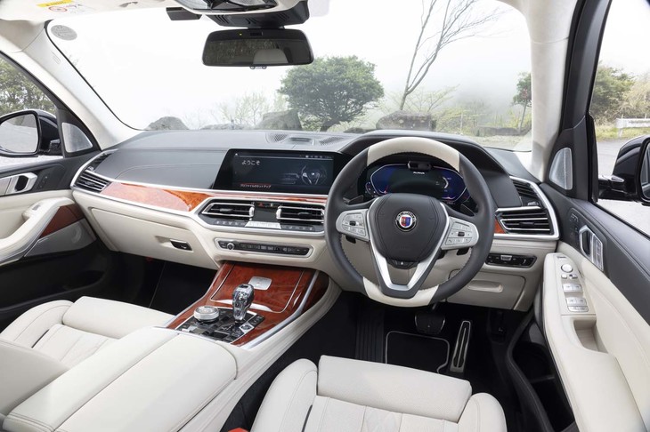 ホワイトのメリノレザーがまばゆいインテリア。「ミルテ」と呼ばれる赤茶色のウッドパネルはアルピナ伝統の仕立て。