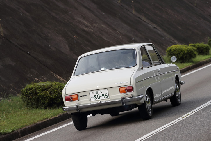 後ろ下がりのスタイリングが特徴的な「スバル1000」のリアビュー。個人的にはかなりステキなデザインだと思うのだが、当時は不評だったそうな。