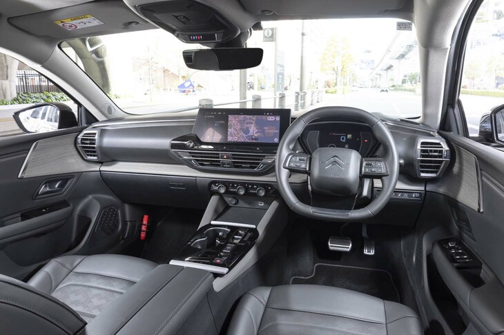 ダッシュボードのシボなどの至るところにシトロエンのエンブレム「ダブルシェブロン」をモチーフにしたデザインが使われている。これらは日本人デザイナーの柳沢知恵さんが取りまとめた。