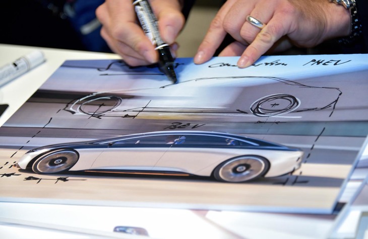 伝統的な4ドアサルーン（写真上）と「ヴィジョンEQS」（下）の違いを説明するホルガ―さん。これらは、ユーザーのニーズに応じて共存することになるという。