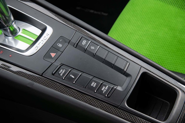 「GT3 RS」は統合ドライブモードセレクターを備えておらず、トランスミッションとサスペンション、エキゾーストサウンド、ESCをそれぞれ個別にセッティングする必要がある。写真はセンターコンソールに並んだそれらのセッティングボタン。