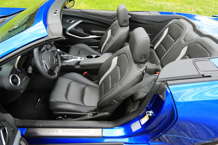 適度なホールド性を持つスポーツタイプのレザーシート。前席にはシートヒーターとベンチレーション機能が搭載されており、寒い日でも暑い日でも、快適にオープンエアドライブを楽しめる。