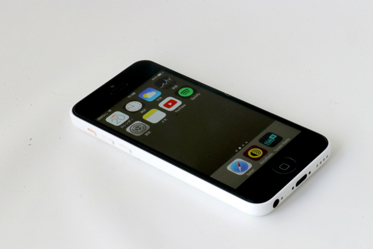 「iPhone 5c」。今見てもクリーンなカタチである。