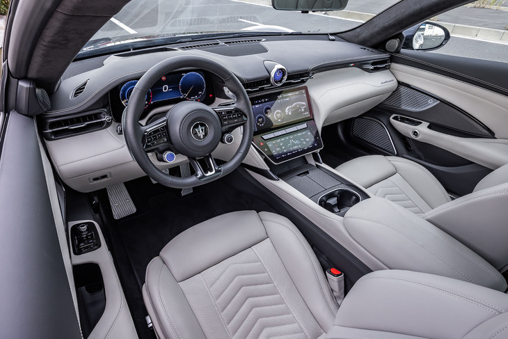 最新のマセラティに共通するテイストでデザインされた「グラントゥーリズモ」のコックピット。タッチスクリーン式のコンフォートディスプレイに車両設定やカーナビ、エアコン、オーディオ、各種アプリなどの操作を集約している。