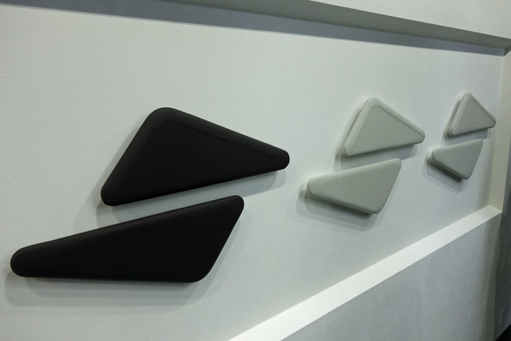 こちらはシートなどに用いられるナッパレザーの展示。一番左とその右隣りが「CX-8」のもので、一番右は「CX-5」のもの。CX-8用の方が、表面が滑らかでしっとりとしていた。