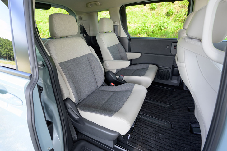 「フリード」には2列目がベンチシートの7人乗りもあるが、売れ筋はキャプテンシートの6人乗り。大人がきちんと座るには座面とフロアとの高低差が少し足りない。