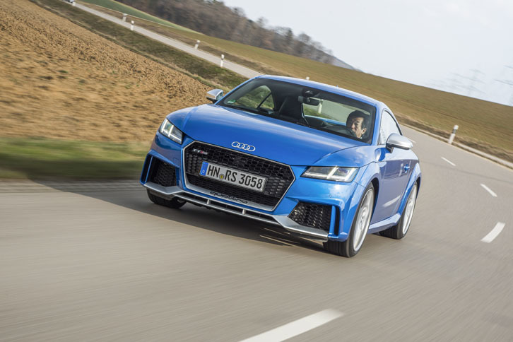 ドイツのカントリーロードを行く「TT RS」。