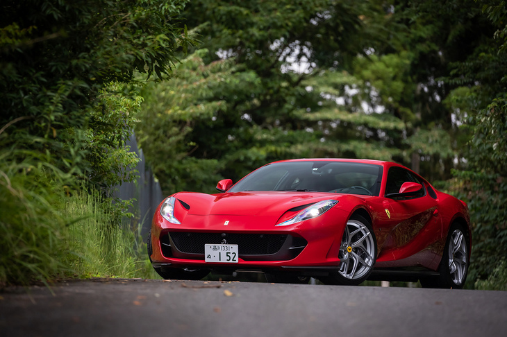 「フェラーリ812スーパーファスト」のボディーサイズは全長×全幅×全高＝4657×1971×1276mm。ホイールベースは2720mmとなる。フェラーリのデザイン部門である「フェラーリ・スタイリング・センター」で内外装のデザインが行われている。