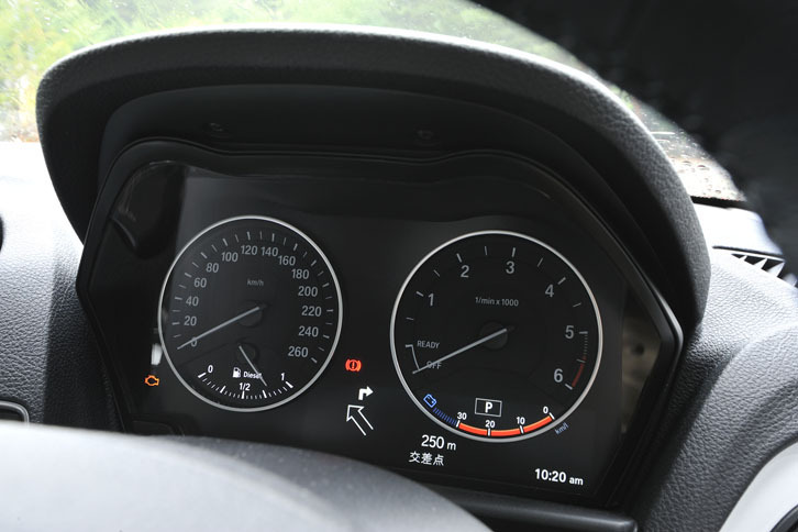 タコメーター（右）はレッドゾーンが5400rpmから。スピードメーター（左）には260km/hまで刻まれている。
