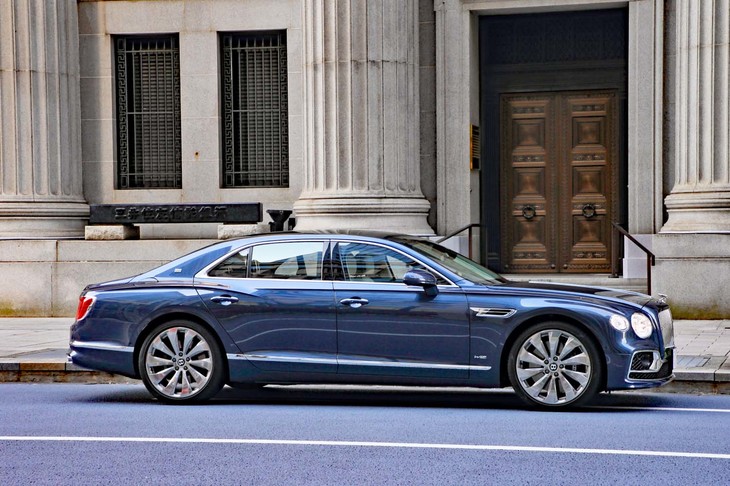 ボディーサイズは全長×全幅×全高＝5325×1990×1490mmで、ホイールベースは3195mm。先代モデルよりもフロントアクスルが大幅に前進し、よりFR（ベース）車らしいスタイルとなった。