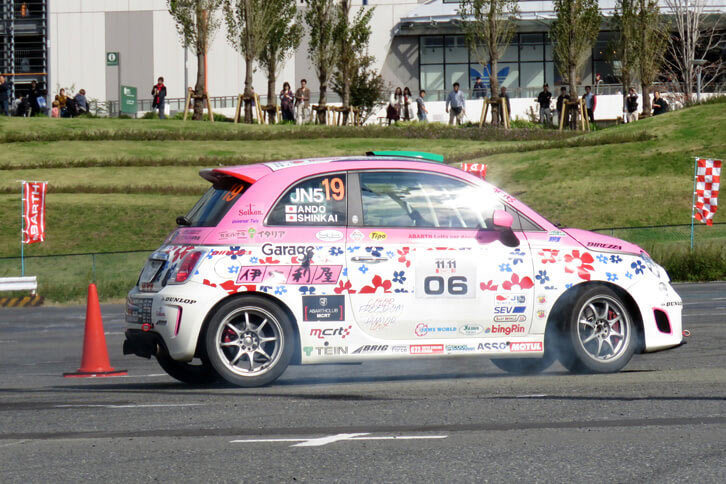 山野選手に触発されてか、眞貝知志選手も「アバルト500ラリーR3T」で豪快な走りを披露。アスファルトをかく前輪が白煙を上げる。