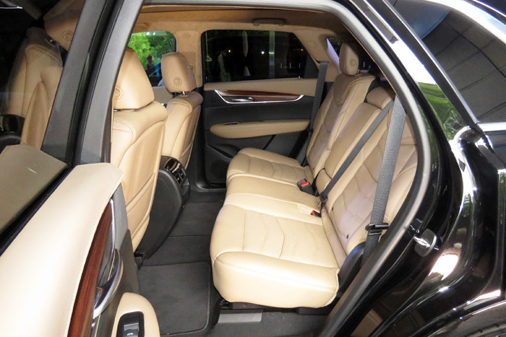 リアシートにはリクライニングやスライドなどの調整機構が装備される。