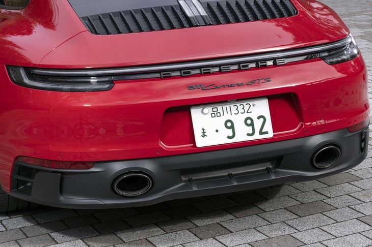 リアのエンジンフードルーバーや車名ロゴ、マフラーエンドもブラック基調でコーディネートされている。