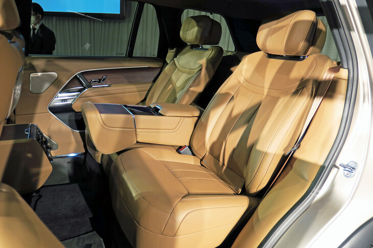 ランドローバー・レンジローバー オートバイオグラフィーD300（リアシート）