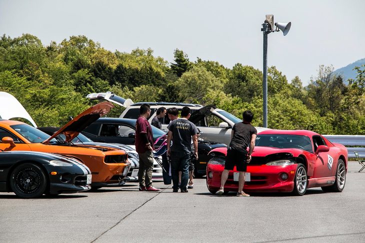 各々のマイカーを前に談笑。赤バイパーさんの、“初代のボディーに2代目のホイール”の組み合わせがなかなかに格好よかった。でも、このホイールも今となっては高いんでしょうね。