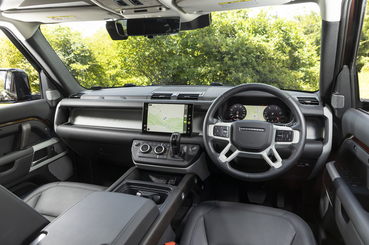 上質な本革やリアルウッドで仕上げられた「ディフェンダー130」のインテリア。11.4インチの大型タッチスクリーンを備えたインフォテインメントシステム「Pivi Pro」や、ディフェンダーで初採用となる「空気清浄システムプラス」（ナノイーX、PM2.5フィルター付き）などが標準で備わっている。