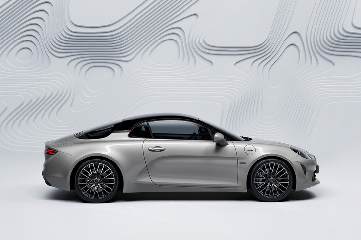 「GRAND PRIX」アロイホイールとシルバーのブレーキキャリパーが組み合わされる。