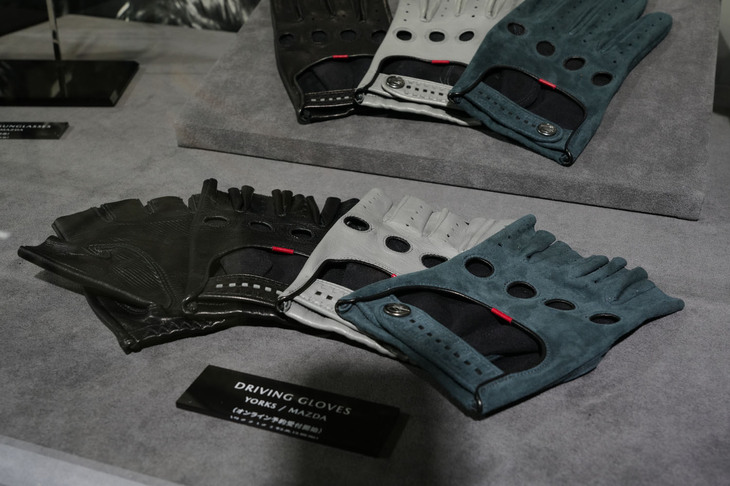 マツダブースのアパレル。