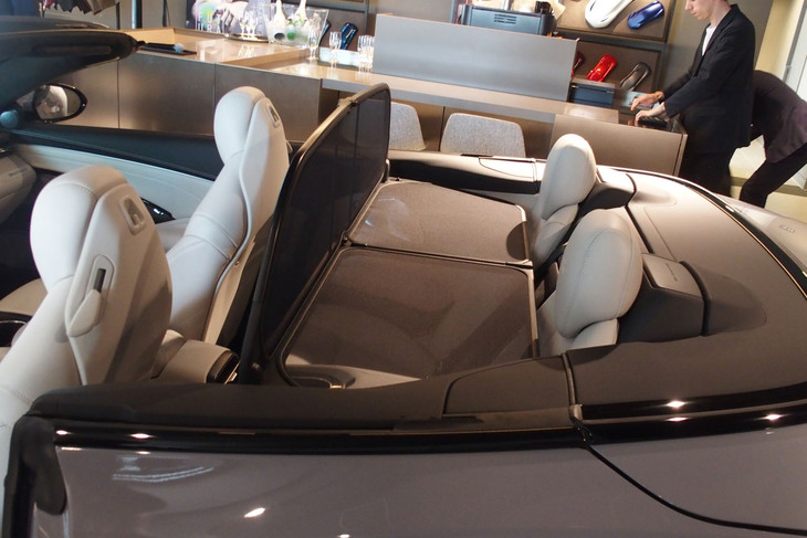 日本仕様車には走行中の風の巻き込みを防ぐ、組み立て式のウインドストッパーが標準で装備される。