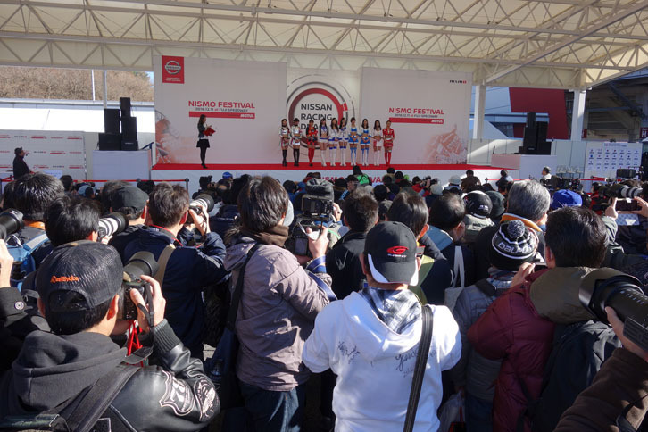 レースクイーンによるフォトセッション会場は、ご覧の通りの人だかり。