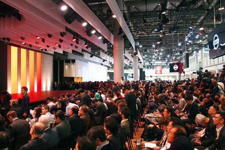 第46回東京モーターショー2019の日産自動車プレスカンファレンスに集まった報道関係者。その数はといえば、ブースのスペースがほぼ埋めつくされたほどで、発表内容への関心の高さをうかがわせた。