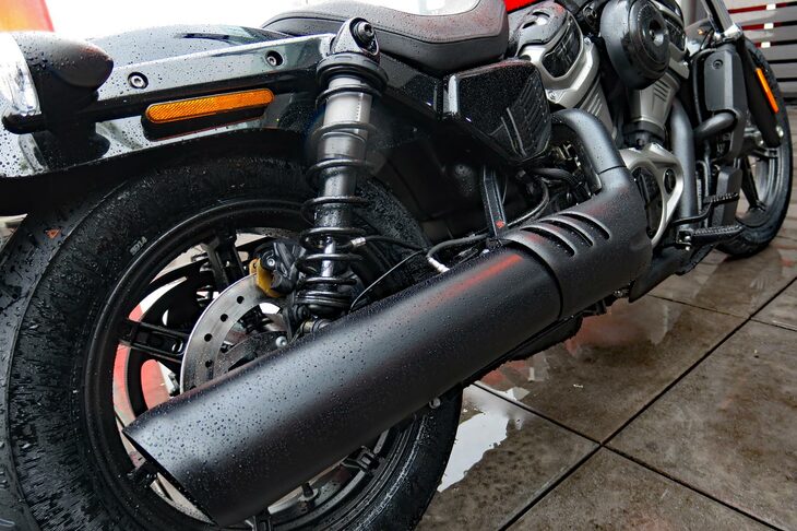 ハーレーダビッドソン・ナイトスター（マフラー）