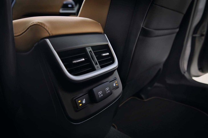 スバル・レガシィ（センターコンソール後端）