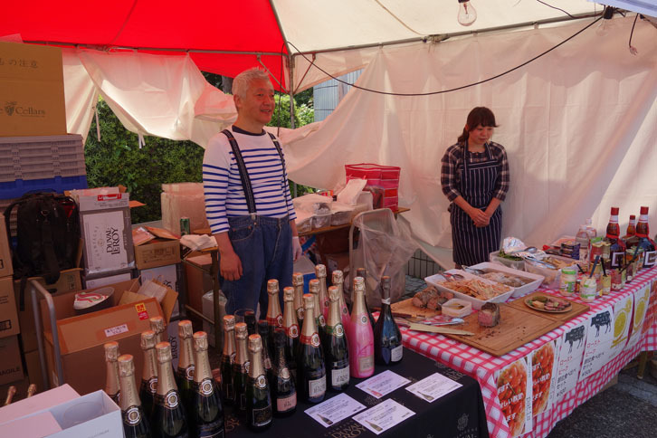 パティス・ガストロノミー協会のブース。デュヴァルのシャンパーニュが各種楽しめるほか、ローストビーフの部位を食べ比べることができるなど、アミューズも充実。