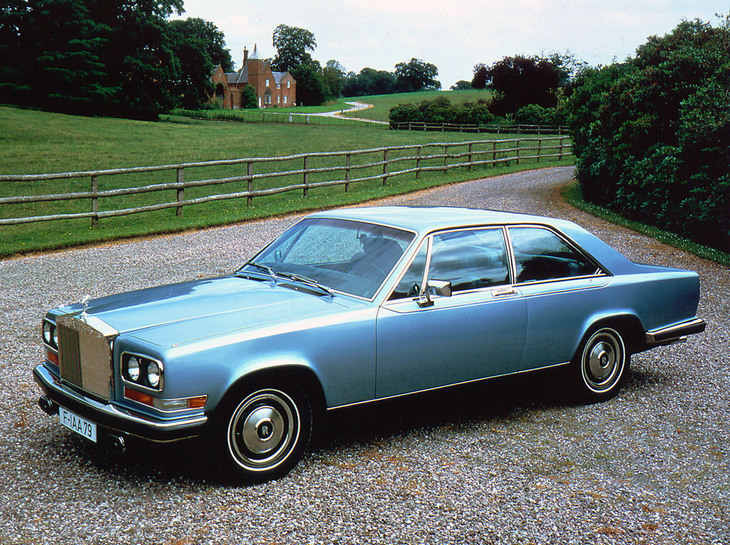 「ロールス・ロイス・カマルグ」。6.75リッターV8 OHVエンジンを積んだ「シルバーシャドウ」がベースで、注文生産のリムジンである同門の「ファントムIV」を除けば、当時世界で最も高価な市販乗用車だった。