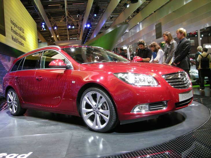 2008年のパリモーターショーに展示された「オペル・インシグニア ステーションワゴン」。