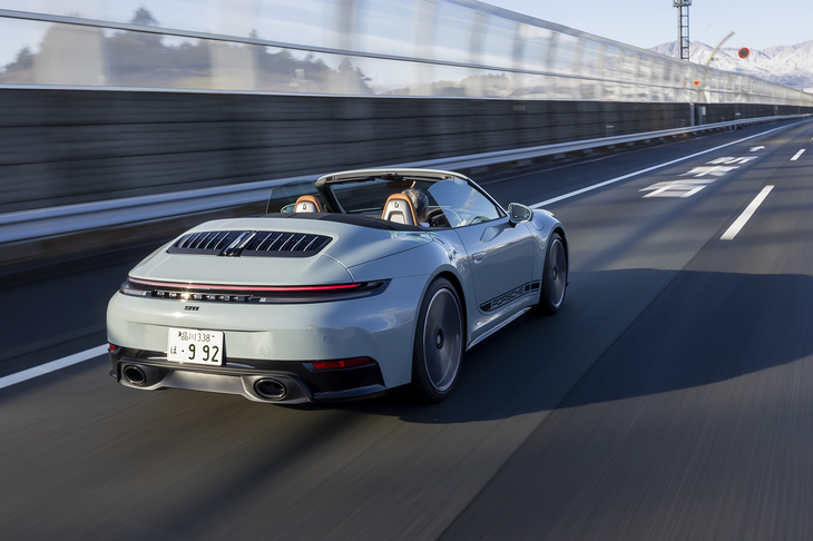 これまでのモデルと比べるとエキゾーストノートが抑えられているように感じられた。寂しいと感じる向きもあるかもしれないが、これは紛れもなく進化だ。