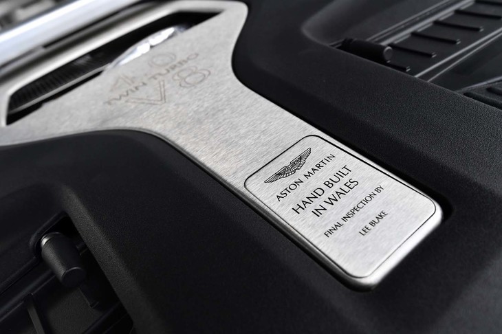 エンジンカバーには、手組みされたことを示す文言とともに、最終検査者の名称が刻まれている。