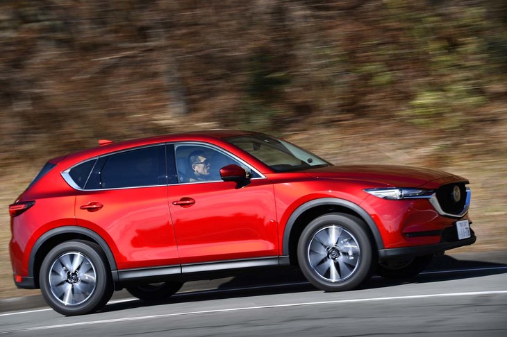 デビュー当初は受注台数の8割をディーゼル車が占めた「CX-5」だが、その後ガソリン車の比率が高まり2018年にはおよそ4割に。ユーザーの多様化に合わせて、エンジンラインナップも拡大されている。