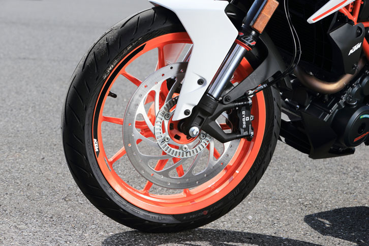 「390デューク」のフロントサスペンションは、左右で異なる特性を持つフロントフォークで構成される。これにより、一段と安定したコーナリング性能を発揮できる。