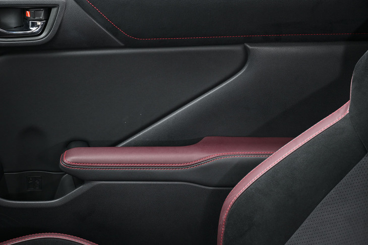 スバルBRZ STI Sport（ドアインナーパネル）