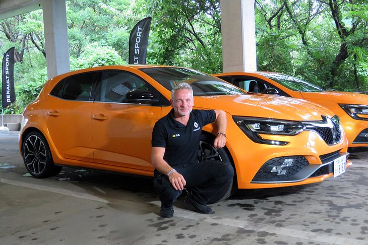 「メガーヌR.S.」をバックにウルゴン氏を記念撮影。ルノー・スポールの最新モデルに、開発に携わったドライバーの運転で乗るという今回のイベントは、普段の試乗会とは一味違う貴重な体験となった。
