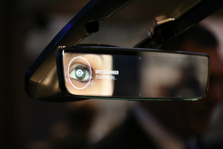 ジェンテックス社の虹彩認識ルームミラー。広報担当者は、「カーシェアリングにおける個人認証などにも応用したい」とのこと。