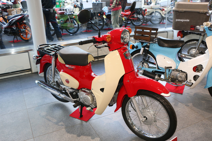 「スーパーカブ110 60周年アニバーサリー」（2018年）は、その名の通り生誕60周年を記念した特別仕様車で、1963年に米国で展開された「ナイセスト・ピープル・キャンペーン」の広告に描かれたイメージイラストの一台をモチーフとしたものだ。日本から世界へと羽ばたいた歴史を物語る一台。