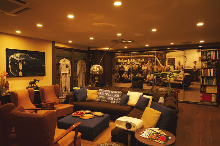 奥にある巨大サイズの写真が印象的な2階のコレクションルーム。とてもすてきな空間である。ソファの左に見える椅子（これもソファ？）はベルトーネ本社の“リフレッシュルーム”で使われていたものだ。