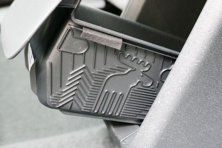 センターコンソール後方の引き出し収納の右サイドにもう1頭。