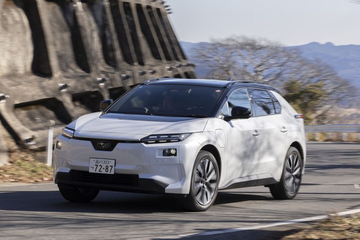 【スバル・ソルテラET-HSのスペック】ボディーサイズ：全長×全幅×全高＝4690×1860×1650mm／ホイールベース：2850mm／車重：2040kg／駆動方式：4WD／モーター：永久磁石同期式電動モーター／フロントモーター最高出力：227PS（167kW）／フロントモーター最大トルク：268N・m（27.3kgf・m）／リアモーター最高出力：120PS（88kW）／リアモーター最大トルク：169N・m（17.3kgf・m）／システム最高出力：342PS（252kW）／タイヤ：（前）235/50R20 104Q XL／（後）235/50R20 104Q XL（ヨコハマ・アイスガードiG70）／交流電力量消費率：135Wh/km（WLTCモード）／一充電走行距離：622km（WLTCモード）／価格：605万円　
	
	【取材時の燃費データ】テスト距離：196.8km（市街地1：高速道路7：山岳路2）／消費電力量：--kWh／参考電力消費率：6.2km/kWh