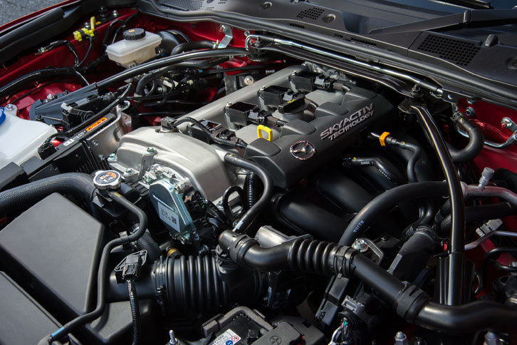 「RF」の2リッター直4エンジンは、ソフトトップ車の1.5リッター直4エンジンが最高出力131ps、最大トルク15.3kgmを発生するのに対し、それぞれ158ps、20.4kgmを発生する。