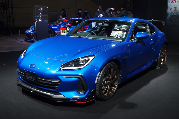 内外装にチェリーレッド装飾が施されたパーツによるカスタマイズモデル「スバルBRZ STIパフォーマンス」。