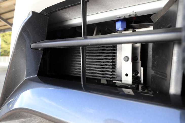 ロワグリルの右端にのぞくエンジンオイルクーラー。熱害によるトラブルを防ぐ、サーキットを走行するユーザーにとってありがたい用品だ。