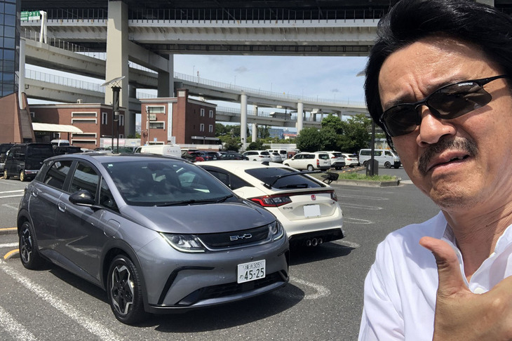 「BYDドルフィン」の試乗中、大黒PAでたまたまいた「ホンダ・シビック タイプR」と記念撮影。ガソリンスポーツモデルでは日本が圧倒的だけど、EVでは中国が世界市場を席巻しつつある。