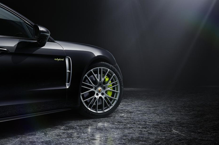 プラチナ色で塗装された21インチ「エクスクルーシブデザインスポーツホイール」が採用されている。