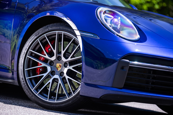 試乗車には、前255/35ZR20、後ろ315/30ZR21サイズの「グッドイヤー・イーグルF1スーパースポーツ」タイヤが装着されていた。