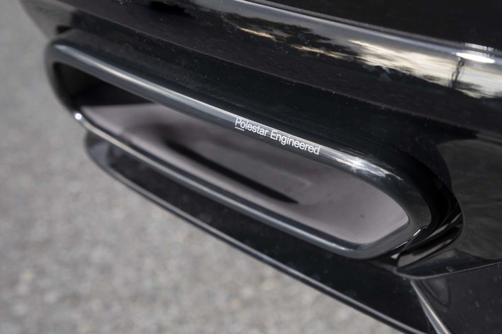 マフラーエンドには「Polestar Engineered」のロゴが刻まれる。