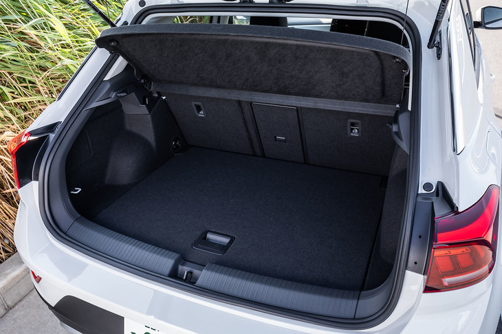 荷室容量は5人乗車の通常使用時で445リッター、後席の背もたれを前方に倒せば、1290リッターに拡大できる。ゴルフバッグを横向きに2個搭載できるのも「Tロック」のセリングポイントだ。